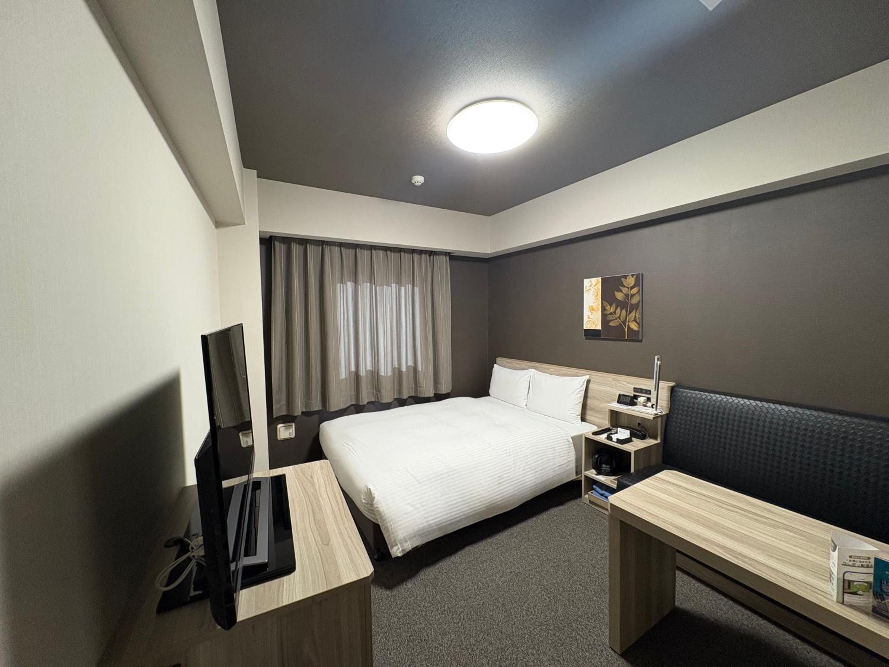 Double Room with Small Double Bed - Smoking - No Daily Cleaning - Photo 1