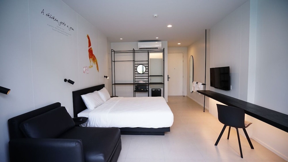 Deluxe Double Room, 1 King Bed With Sofa Bed photo 2