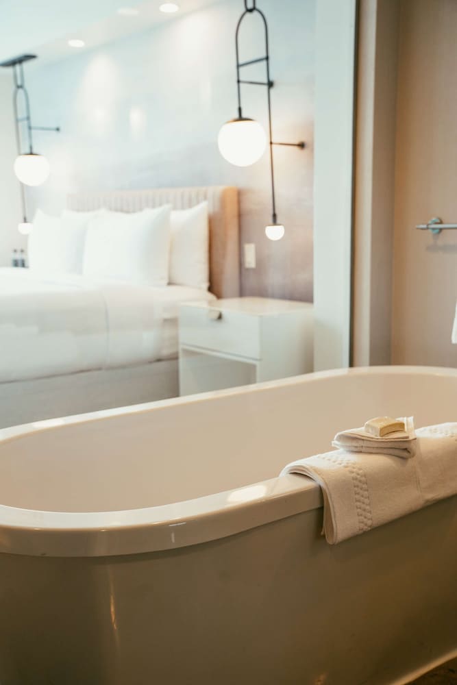 Deluxe Room, 1 King Bed, Bay View thumbnail 6