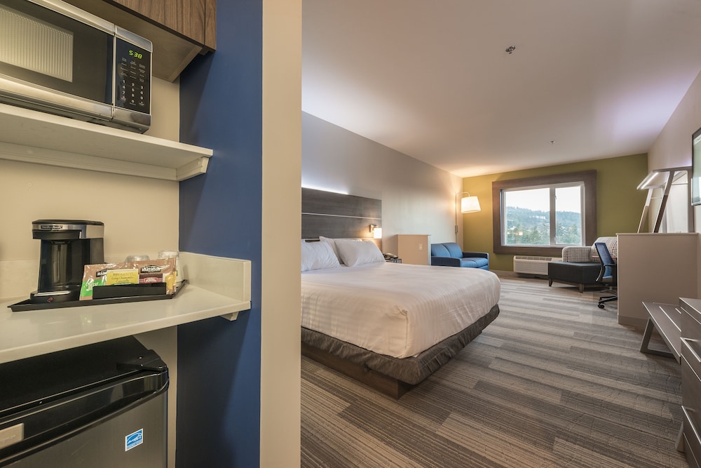 Suite, 1 King Bed with Sofa bed, Jetted Tub photo 3