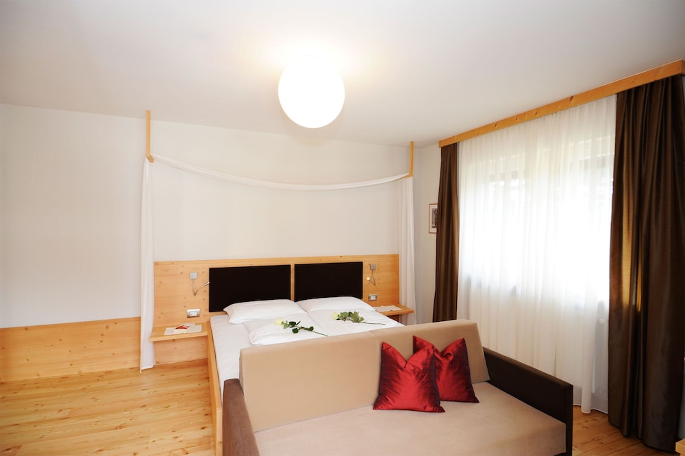 Double Room, 1 King Bed, Non Smoking, Garden View