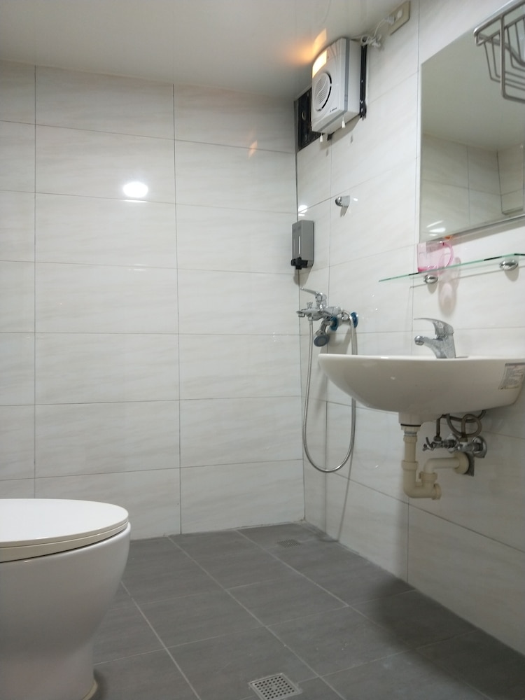 Economy Shared Dormitory, Women only, Non Smoking photo 3