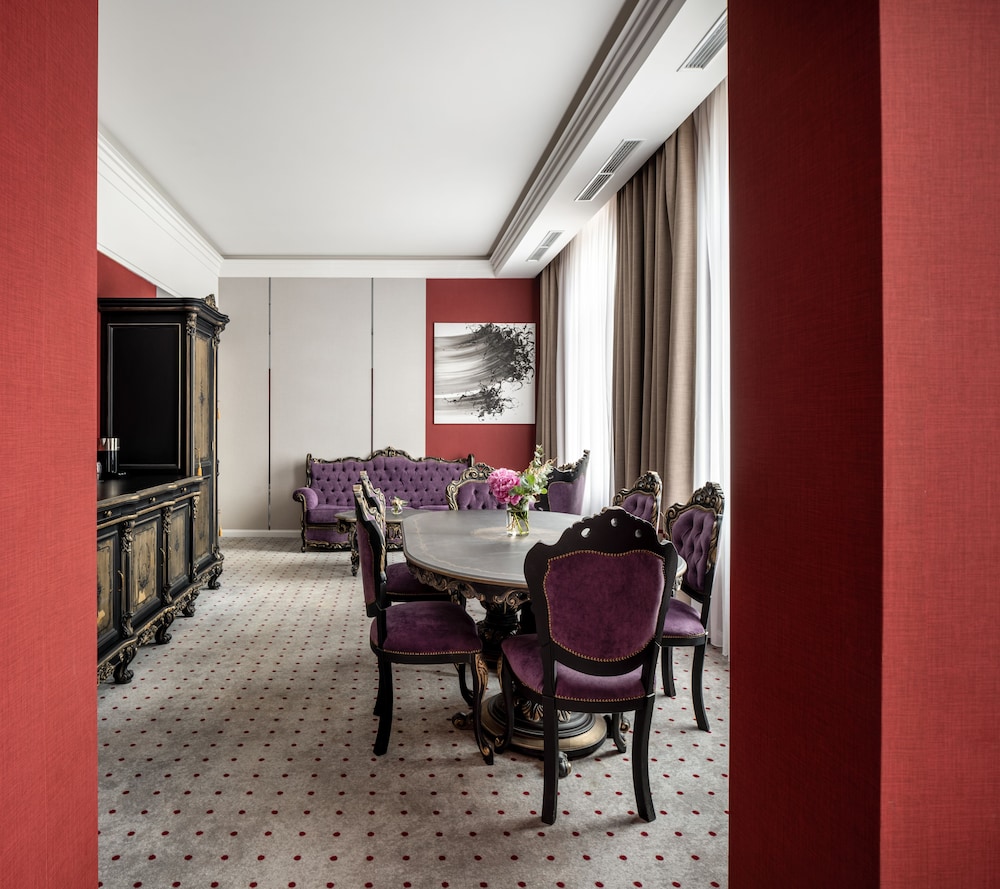 Executive Suite, 1 King Bed, Balcony photo 3