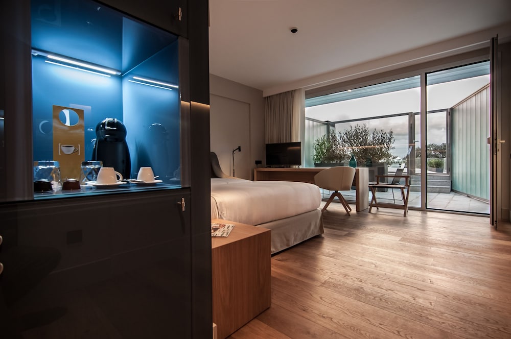 Habitación Superior con Vista al Mar y Terraza Privada con Piscina