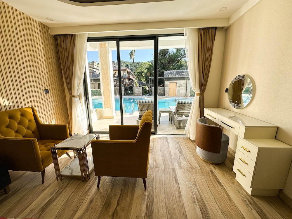 Luxury Room, Pool Access photo 2