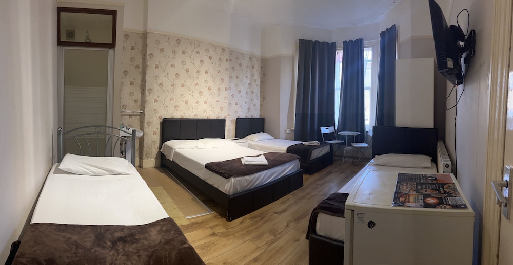 Twin Room, Accessible, Shared Bathroom photo 2