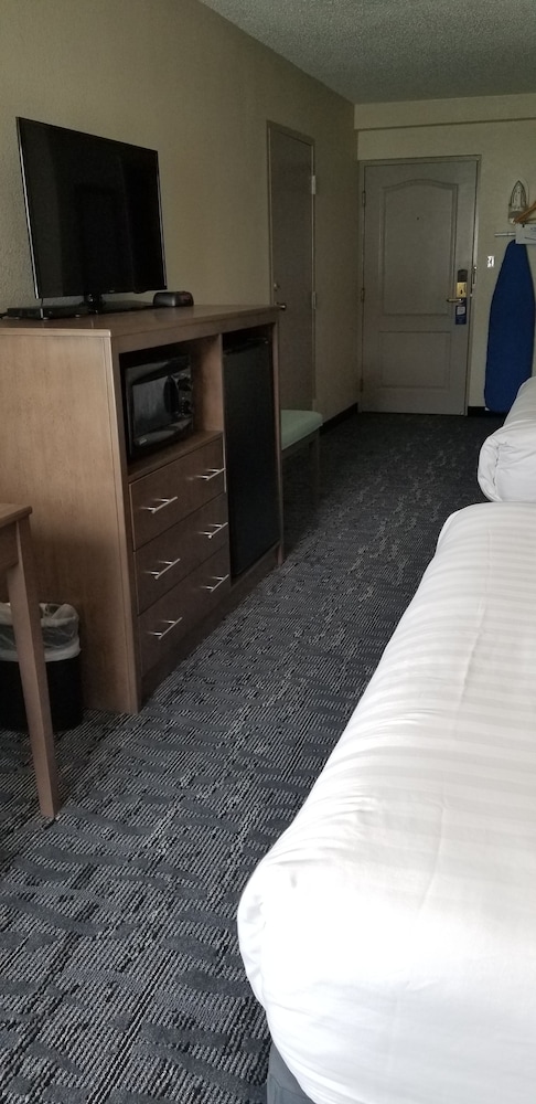 Room, 2 Queen Beds, Non Smoking (Modern Room) - Photo 3