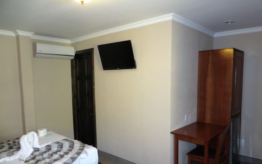 Classic Room (1 Double And 1 Single Bed) photo 2