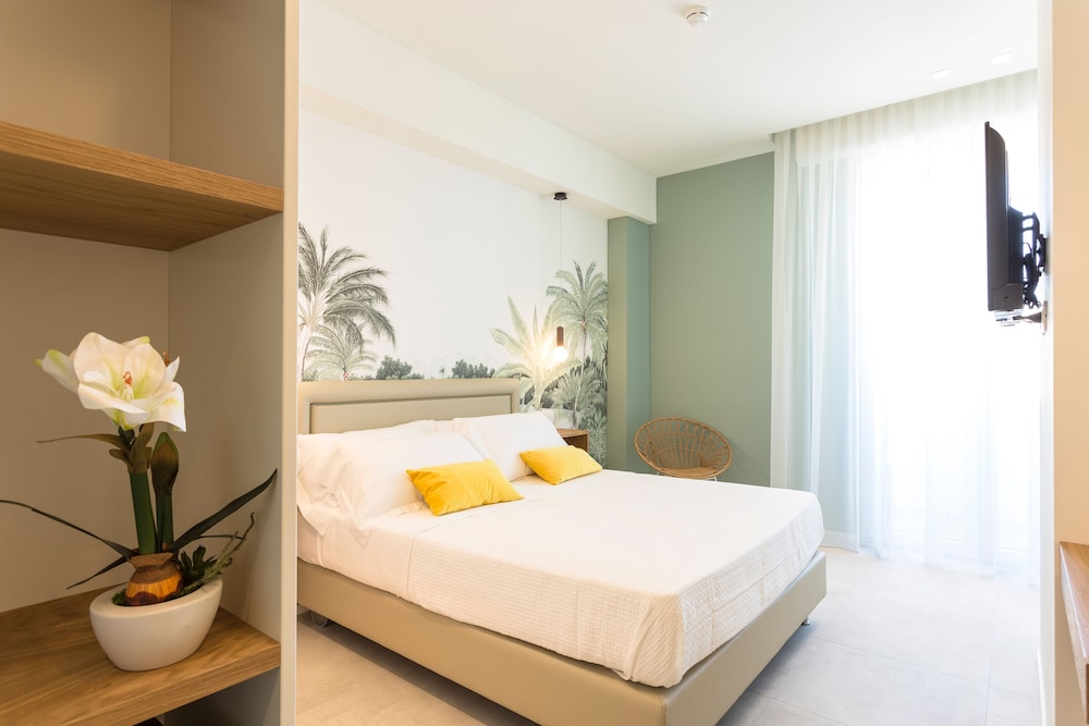 Superior Room, Partial Sea View photo 3