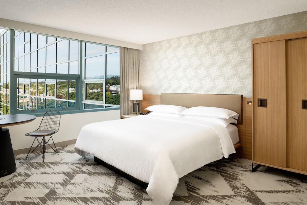 Room, 1 King Bed (Mobility Accessible, Tub) - Photo 3