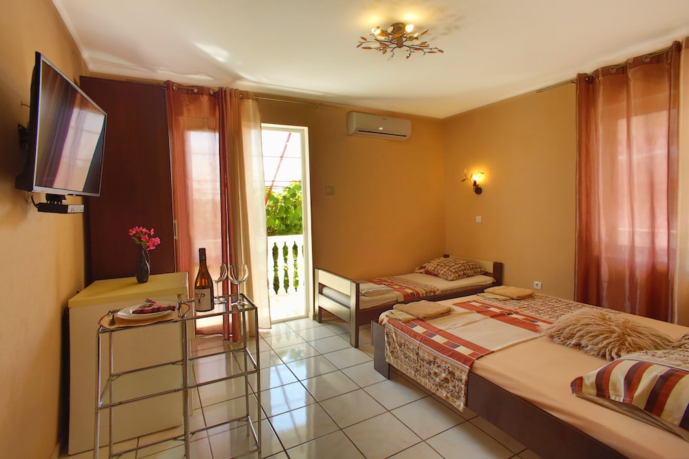 Basic Triple Room, Partial Sea View (Mocca)
