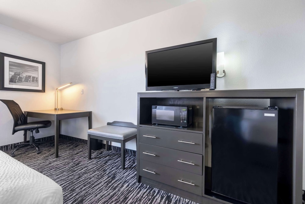 Standard Room, 2 Queen Beds, Accessible, Bathtub - Photo 2