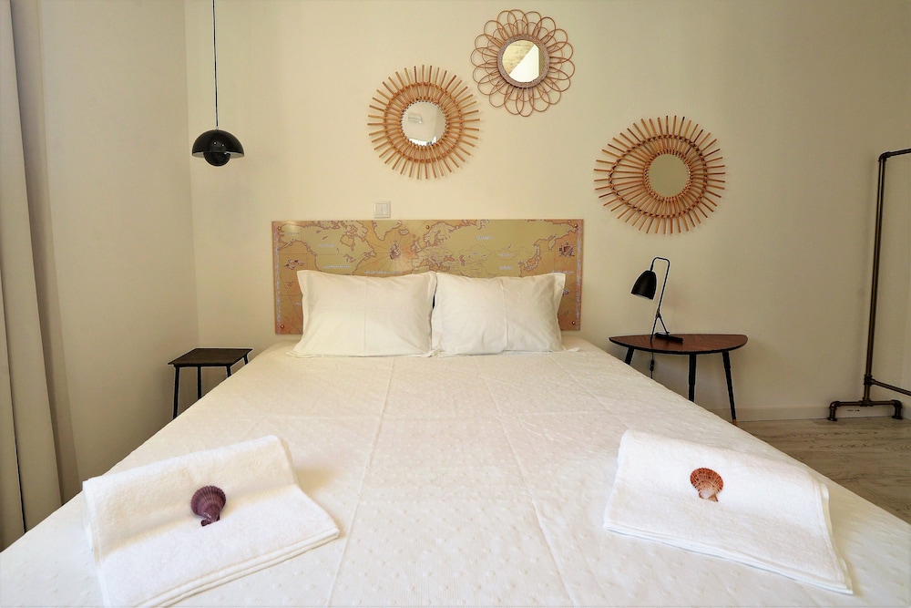 Standard Suite, 1 King Bed, Private Bathroom photo 2