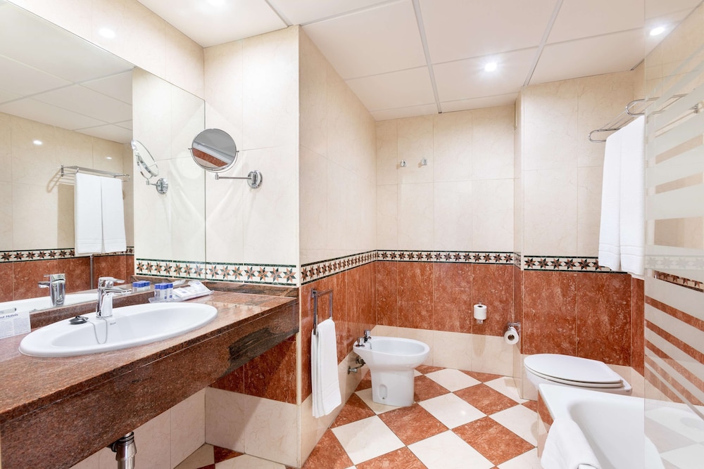 Standard Room (2 adults + 1 child) - Photo 7