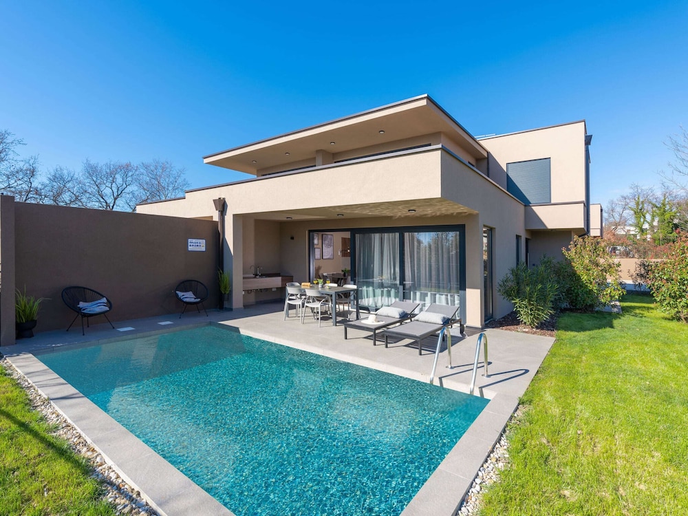 Villa photo 1