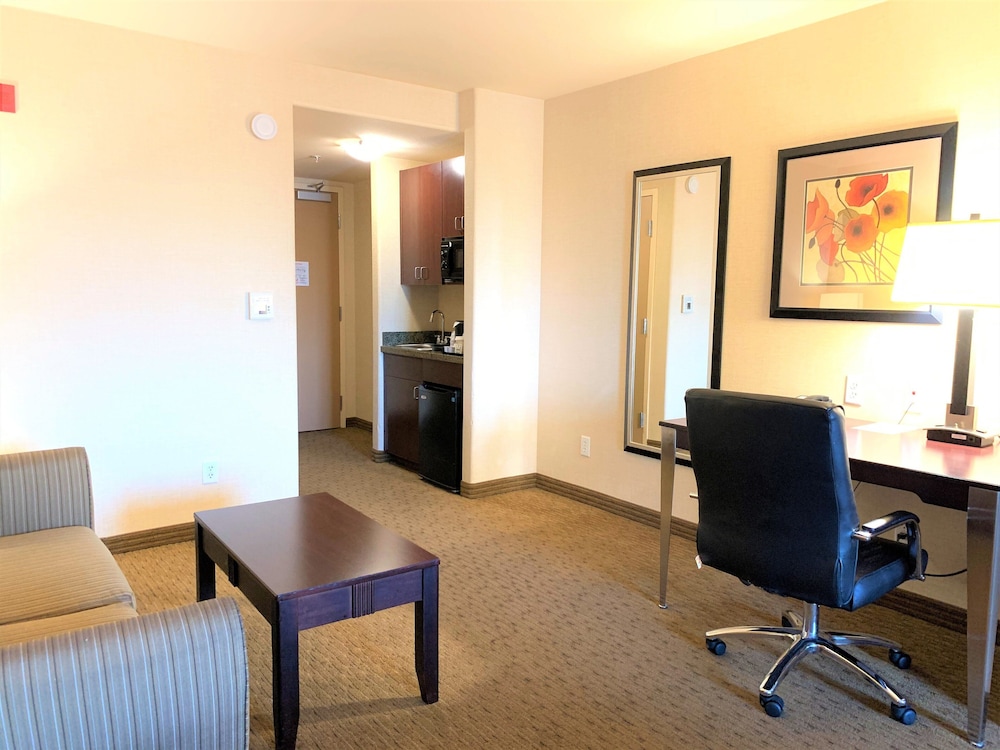 Suite, 1 King Bed, Accessible (Communications) - Photo 4