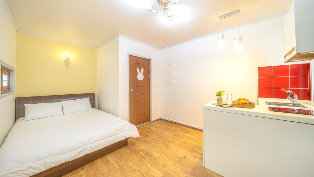 Basic Room, 1 Bedroom (Beach (Private BBQ))