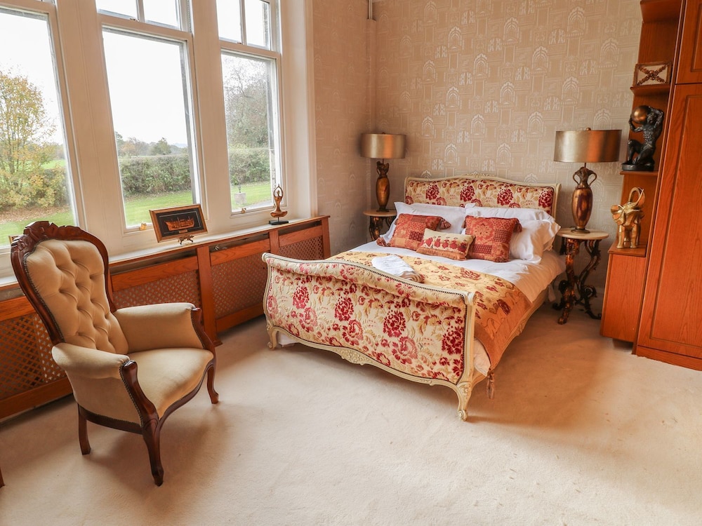 Luxury House, Multiple Beds, Accessible, Garden View photo 3