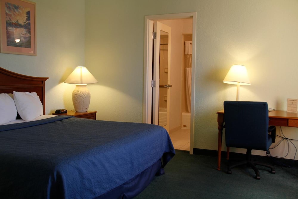 Standard Suite, 1 King Bed - Photo 4