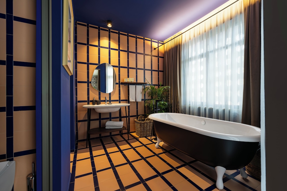 Superior Suite - Photo 23