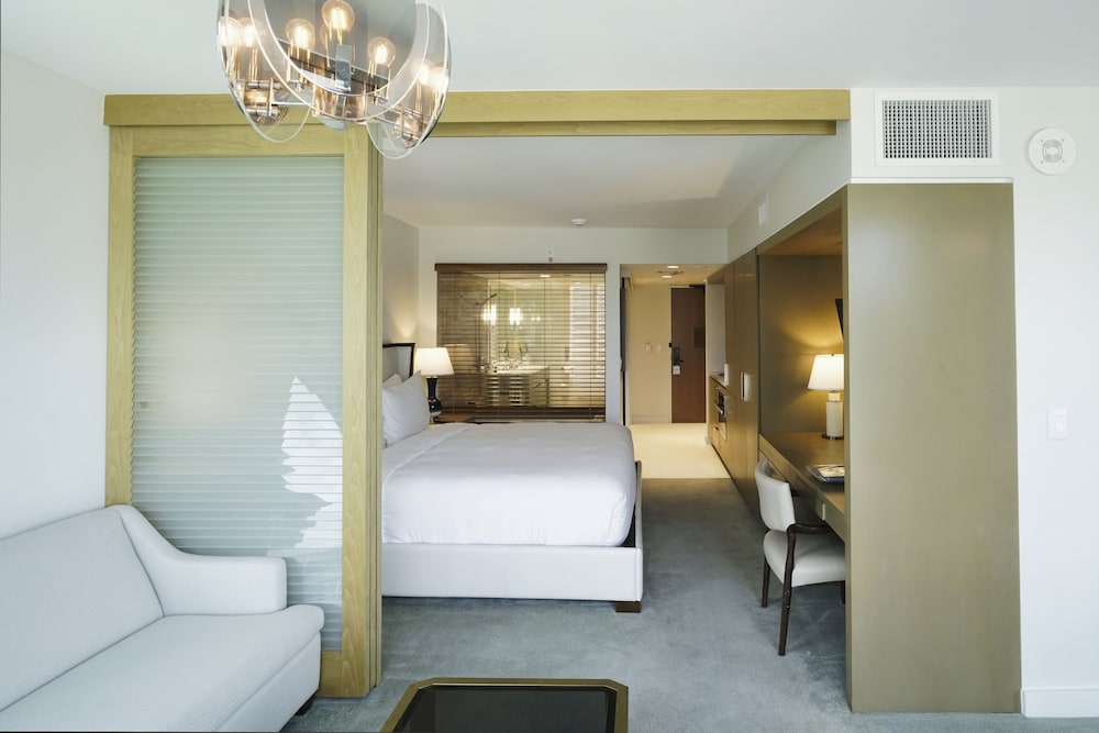 Room, 1 King Bed with Sofa bed, Partial Ocean View, Corner photo 3