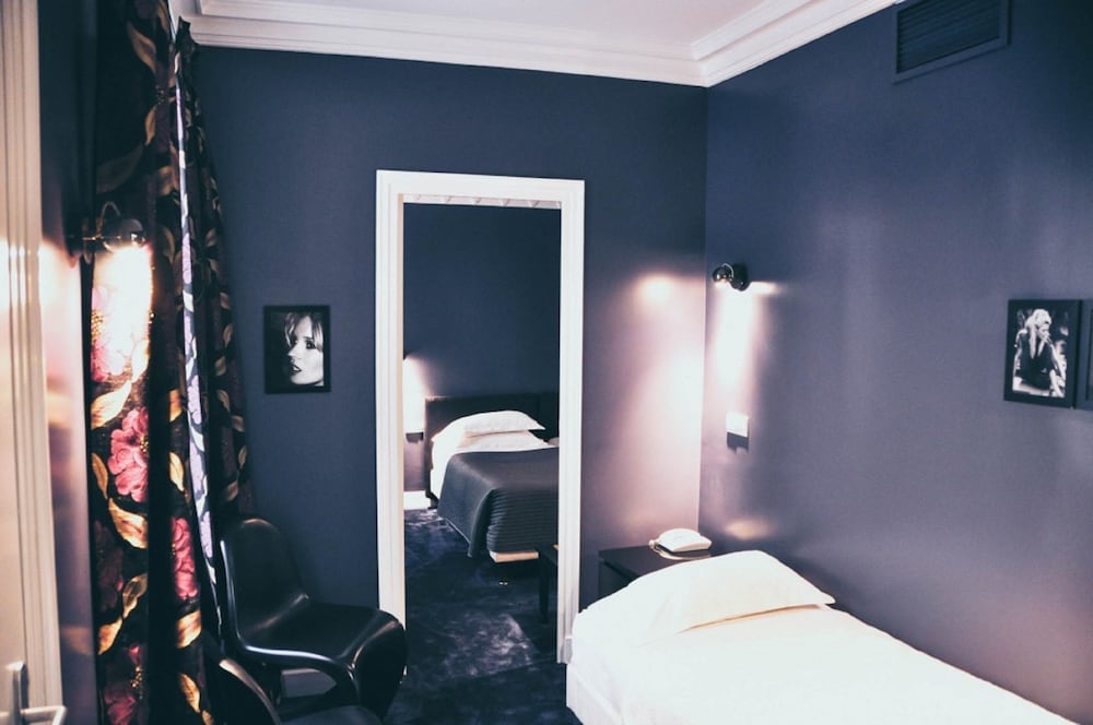 Junior Suite (with 1 Double Bed and 1 single)