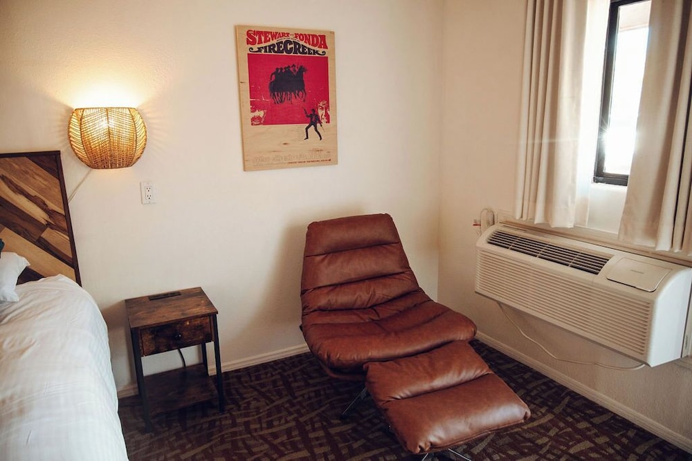 Basic Room, 1 King Bed, Non Smoking photo 2