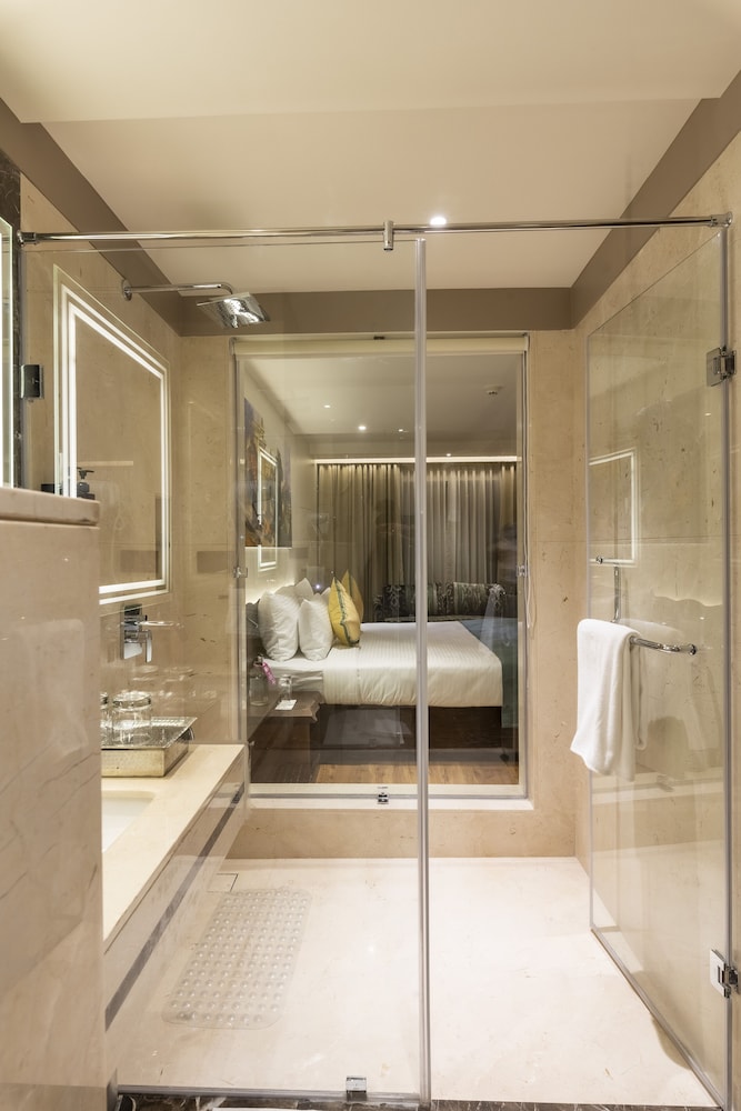 Deluxe Double Room - Photo 8