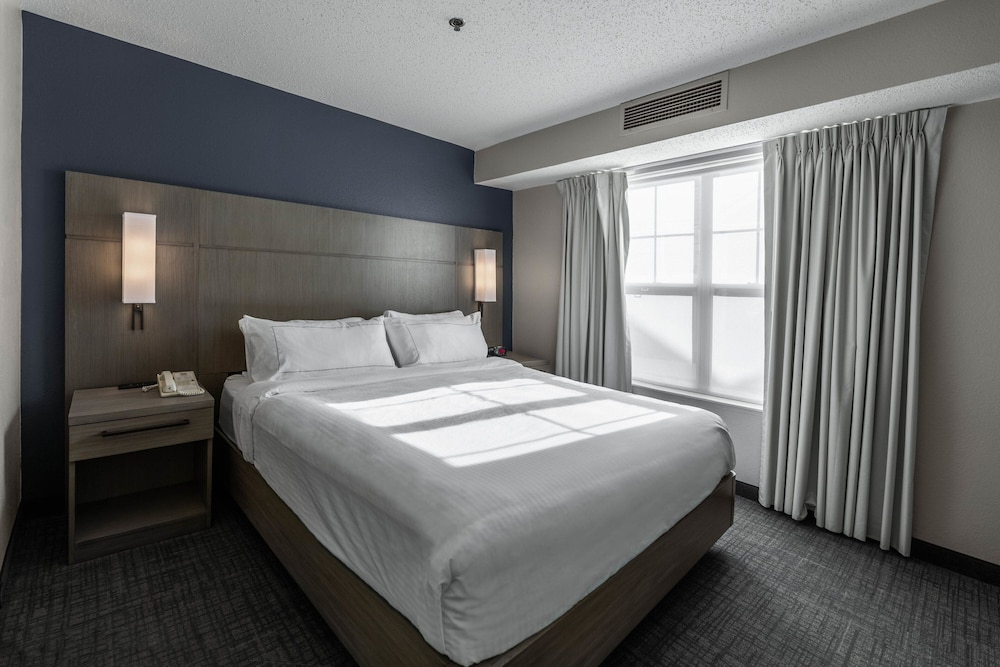Suite, 1 Bedroom (Mobility/Hearing Access, Roll-in Shwr) photo 3