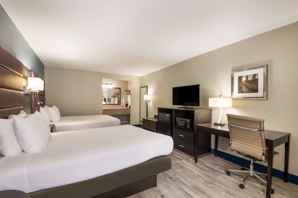 Suite, 2 Queen Beds, Refrigerator & Microwave (Oversized Room;with Sofabed) photo 1