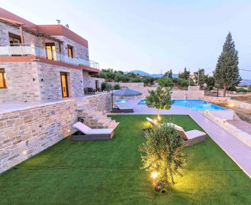 Villa, Smoking photo 3