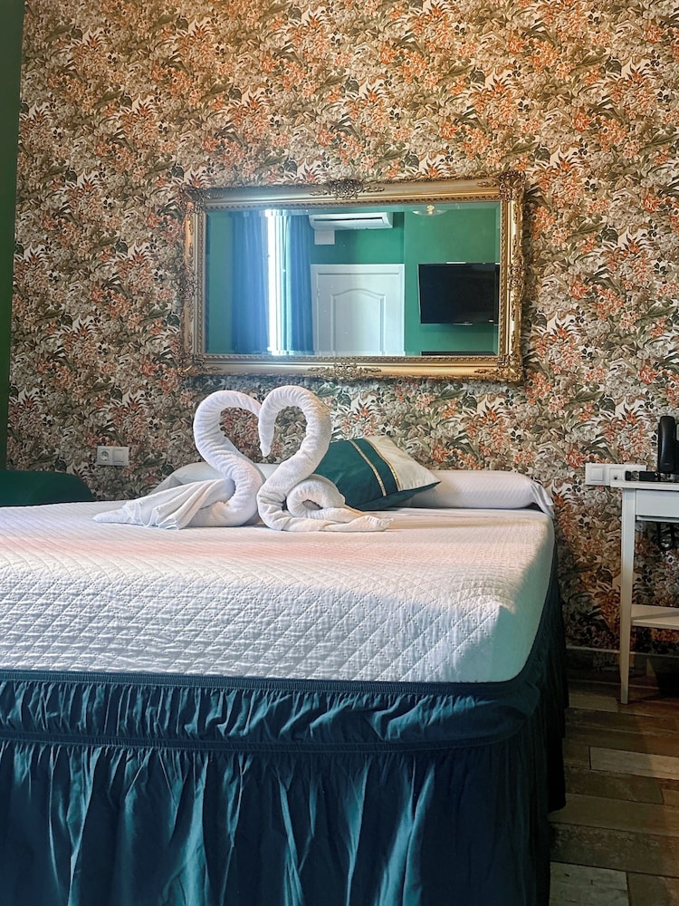 Deluxe Double Room - Photo 8