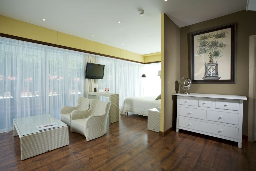 Family Suite, 1 Queen Bed, Terrace, Pool View (Bunk beds) photo 1