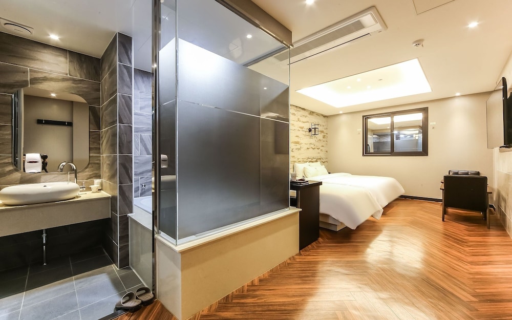 Room (Twin)