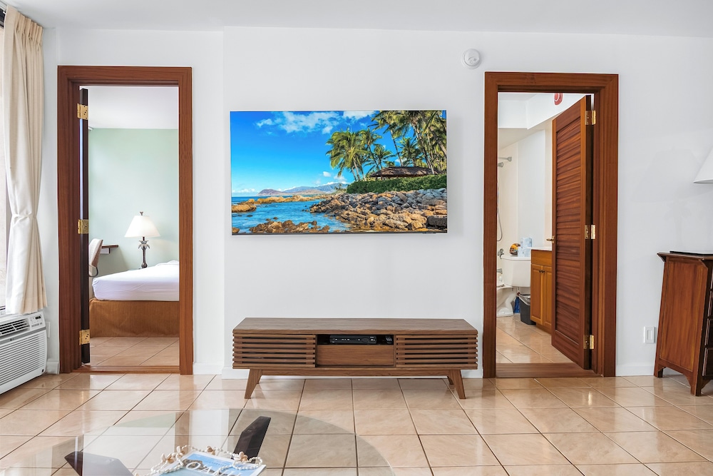 Waikiki Banyan 1BR Condos with No Parking: Condo, 1 Bedroom (0171 Wb 1813 T1) photo