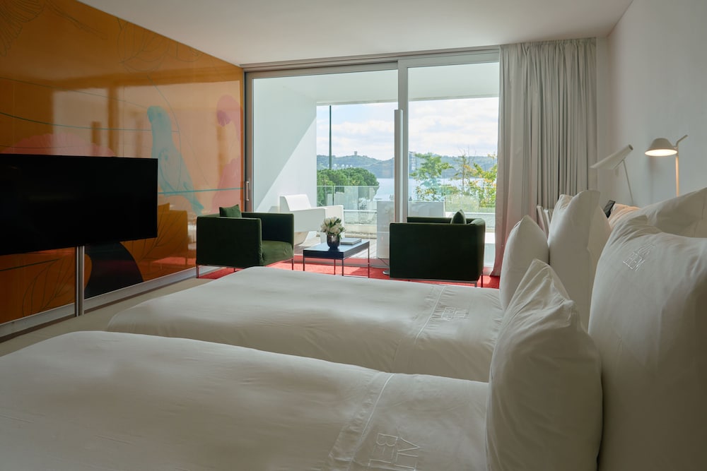 Club Room, Balcony - Photo 2