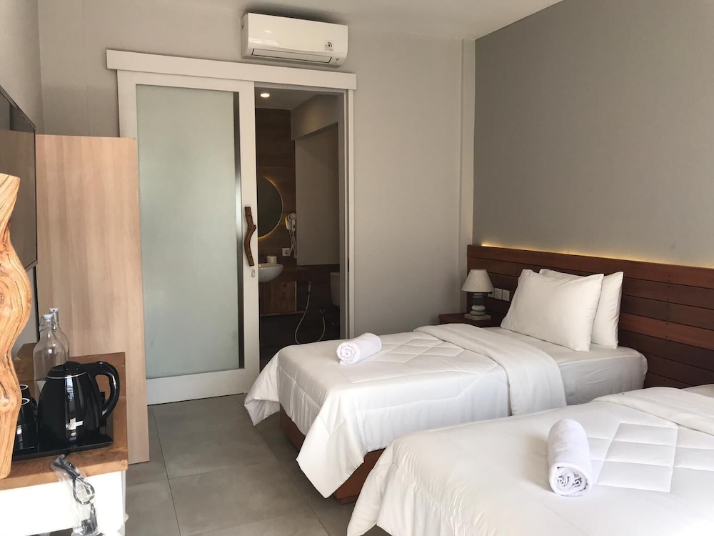 Deluxe Double or Twin Room, Pool View photo 2