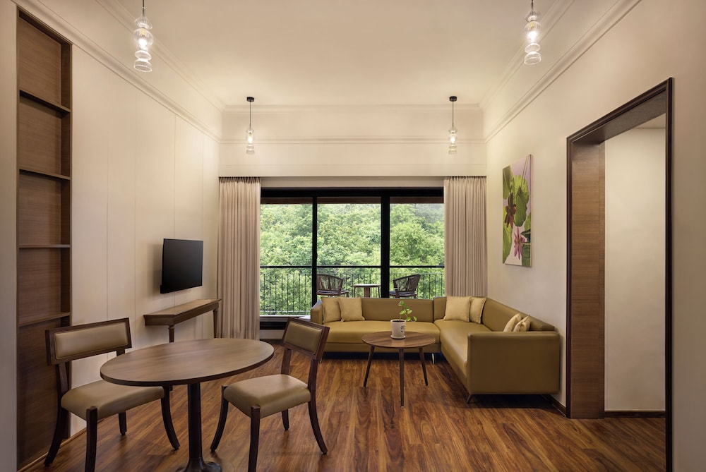 Classic Suite, 1 King Bed, Balcony, Mountain View (Balcony) - Photo 2