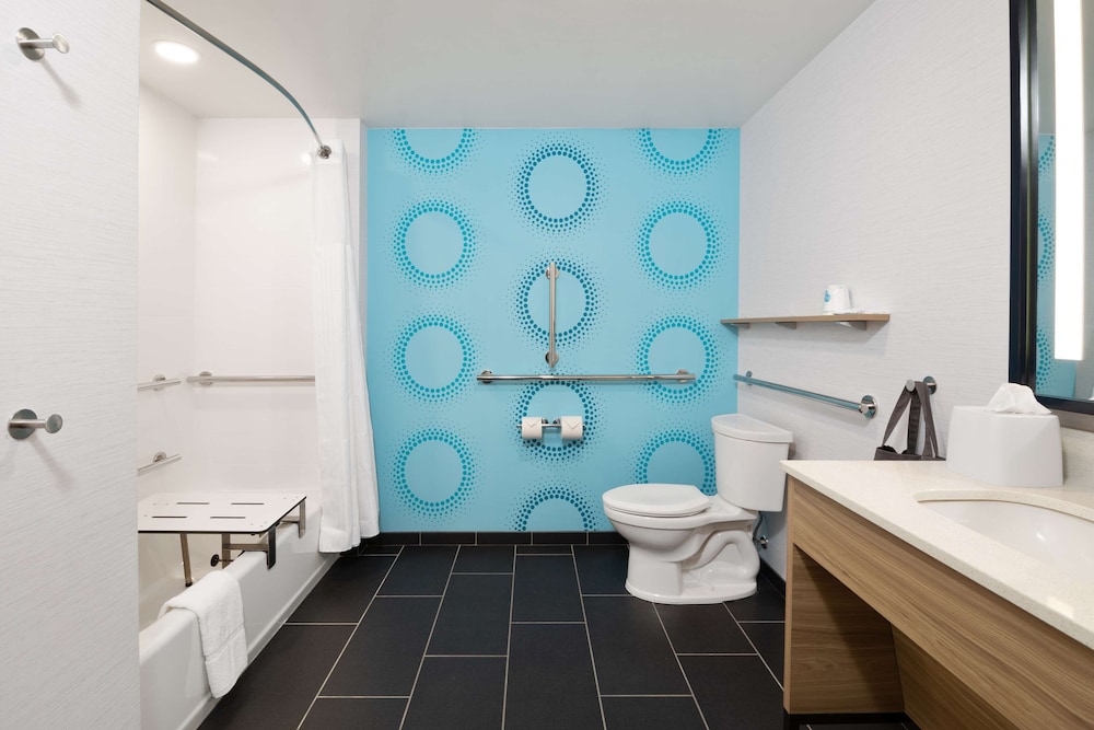 Room, 2 Queen Beds, Accessible, Bathtub - Photo 4