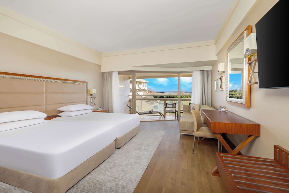 KING GUEST ROOM POOL ACCESS WITH SEA VIEW