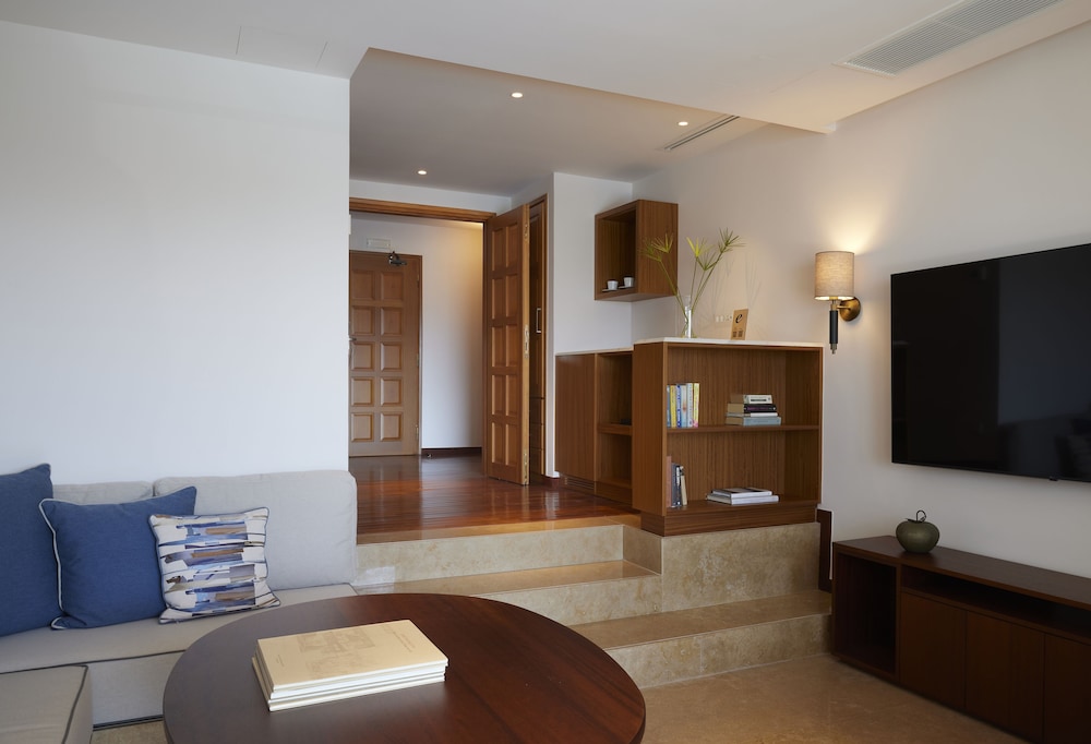 Peninsula Collection Three-Bedroom Suite with Individual Pool photo 2