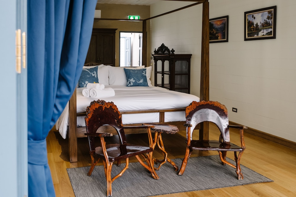 Colonial Private Suite