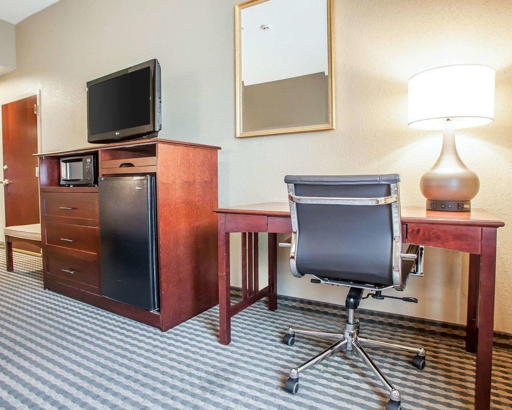Suite, 1 King Bed, Non Smoking - Photo 2
