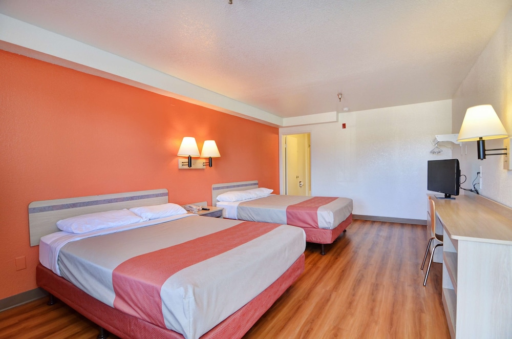 Deluxe Room, 2 Queen Beds, Non Smoking, Refrigerator photo 3