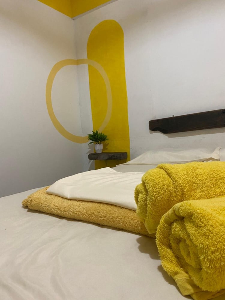 Room with shared bathroom photo 2