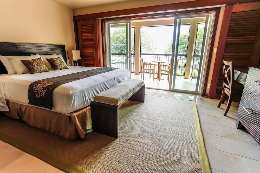 Luxury Studio Suite, 1 King Bed, Beach View, Oceanfront Pikake photo 1