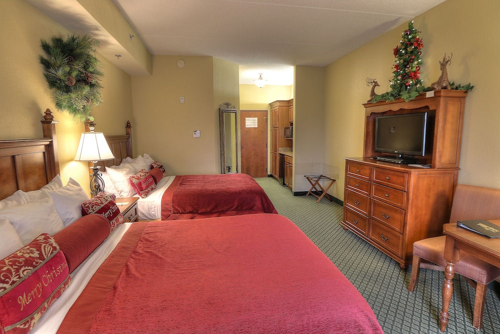 Deluxe Double Room, 2 Queen Beds, Refrigerator & Microwave photo 1