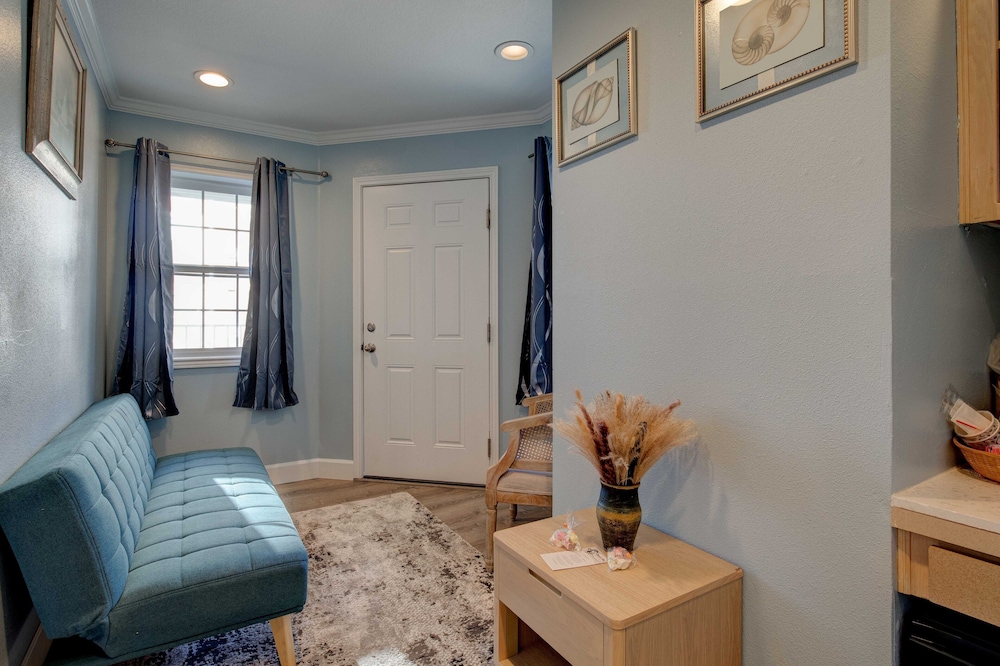 One bedroom Queen Suite with Spa - Non View - Photo 6