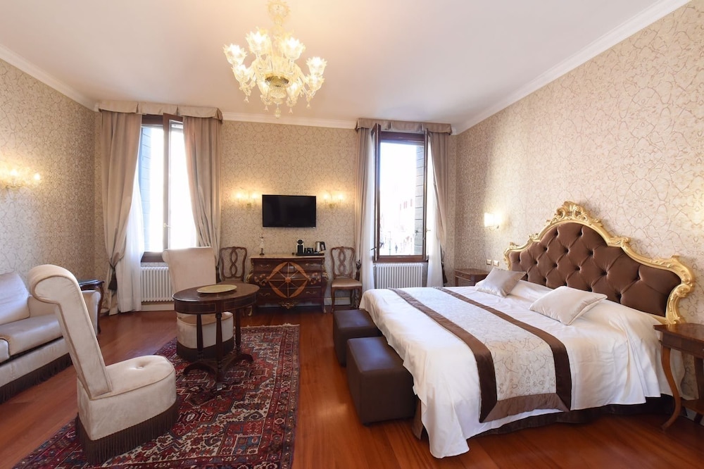 Luxury Studio Suite, Non Smoking, Canal View photo 1