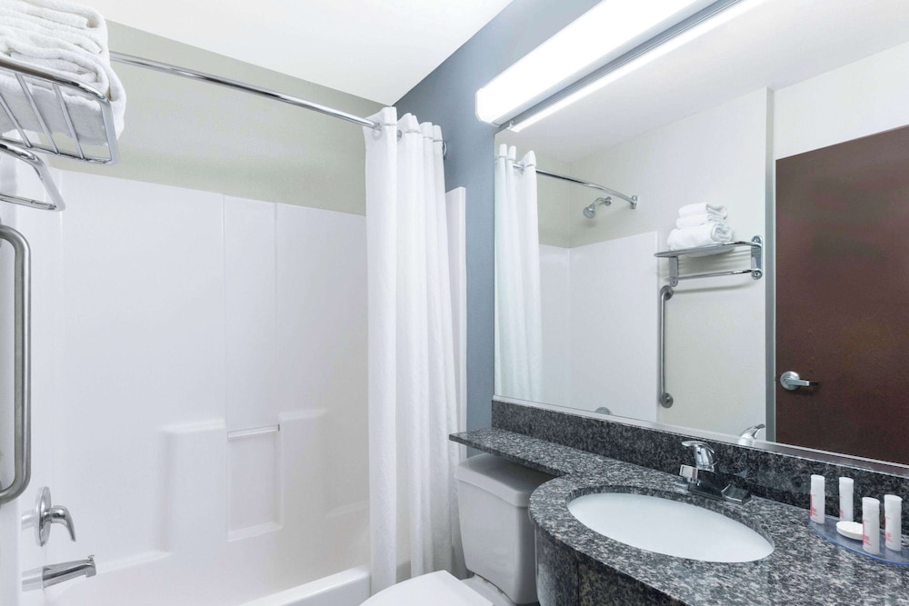 Standard Room, 2 Queen Beds, Accessible - Photo 4